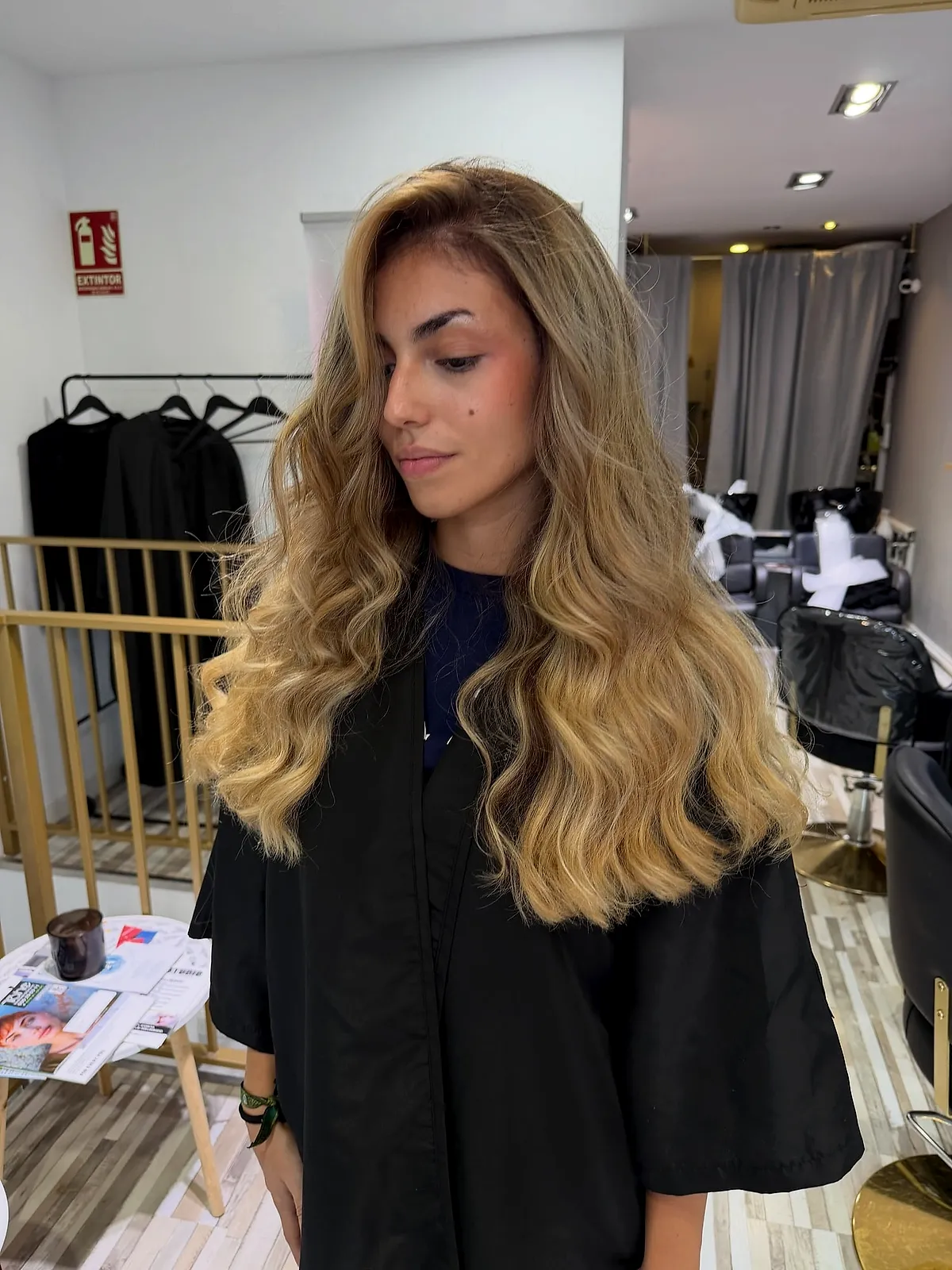 Melena beige dorado y champagne en el salón