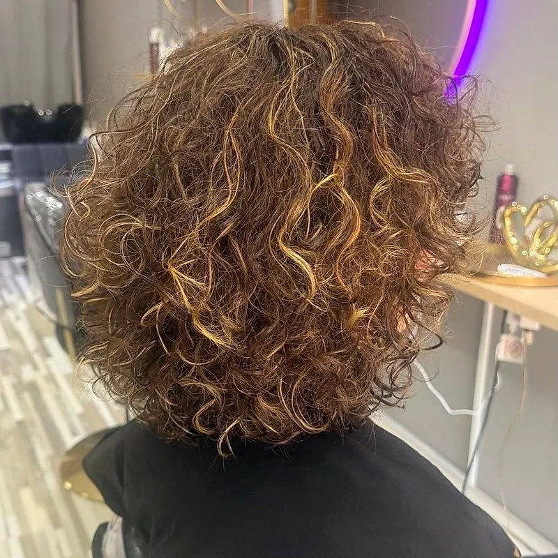 Curly miel y caramelo, trabajo de color en el salón