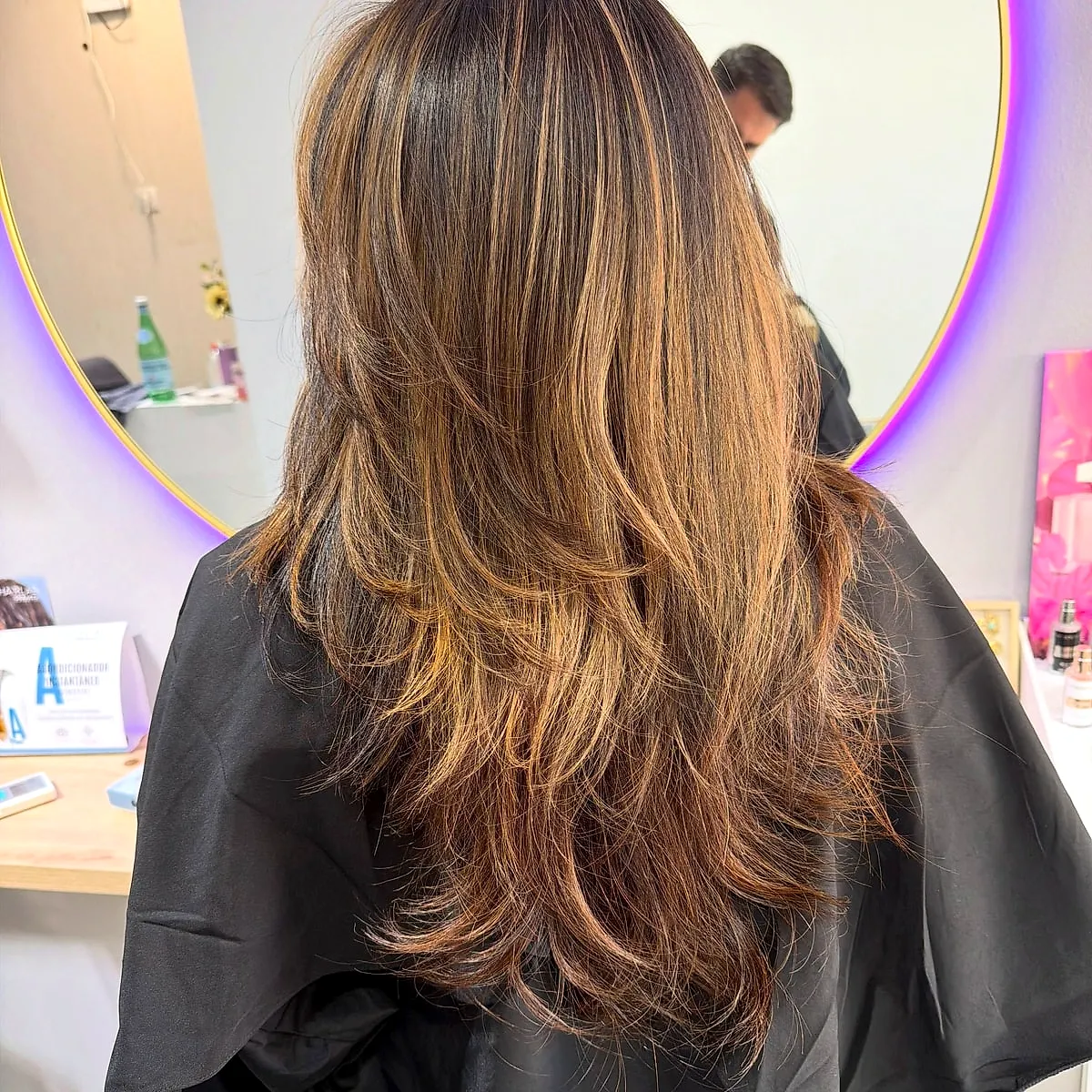 Morena iluminada, trabajo de color en el salón